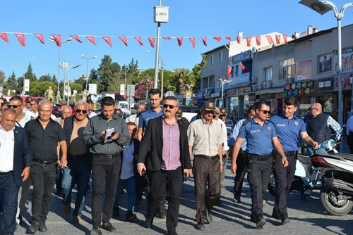 Menemen İlçe Emniyet Müdürümüz Gürcan Alev’den Muhtarlarımız ve Gazilerimiz İçin Çeşme’ye Kültür Gezisi